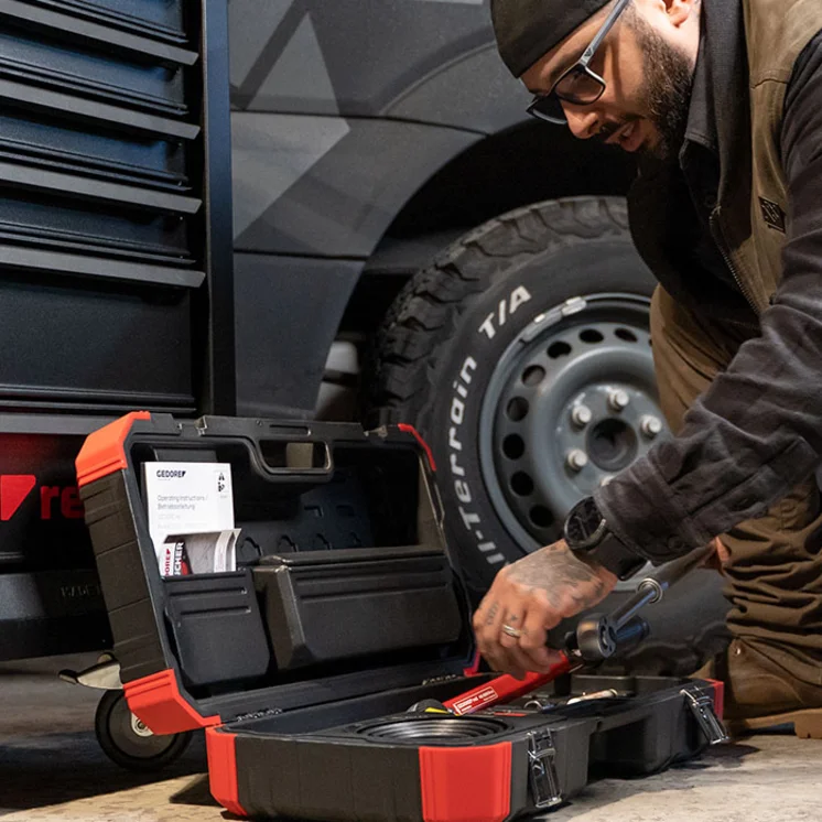Autoschrauber mit GEDORE red Werkstattwagen Black MECHANIC und Radwechsel-Satz