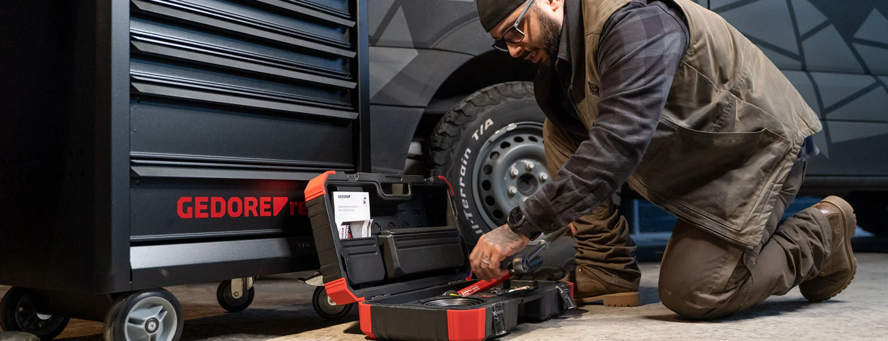 Autoschrauber mit GEDORE red Werkstattwagen Black MECHANIC und Radwechsel-Satz
