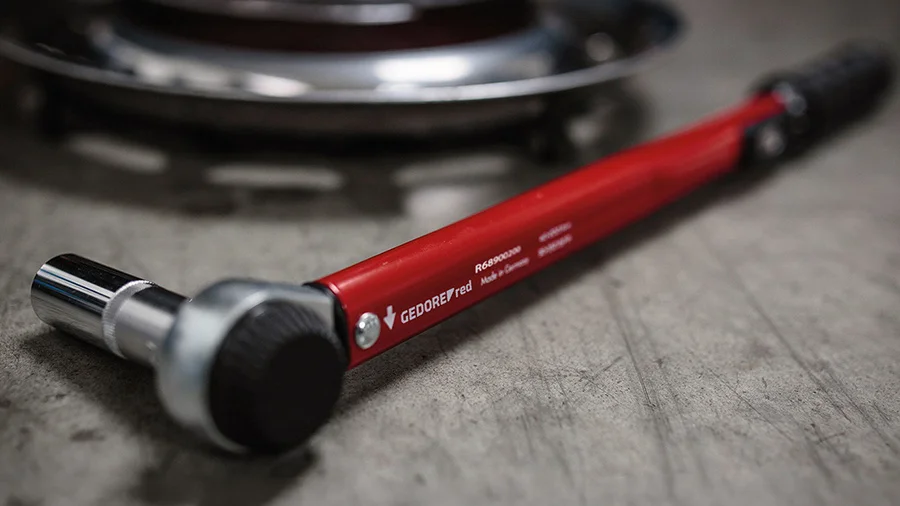 GEDORE red Drehmomentschlüssel 40-200Nm in einer Werkstatt vor einem Felgendeckel