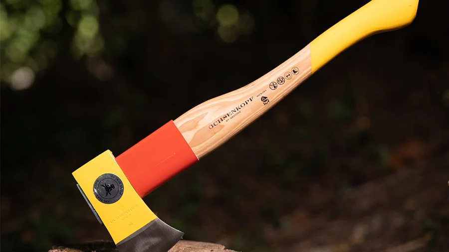 OCHSENKOPF SPALT-FIX Axt auf einem Holzblock