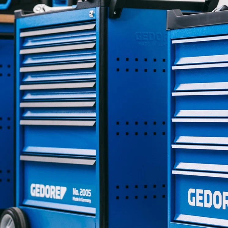 GEDORE Werkzeugwagen und Werkbänke in einer Reihe