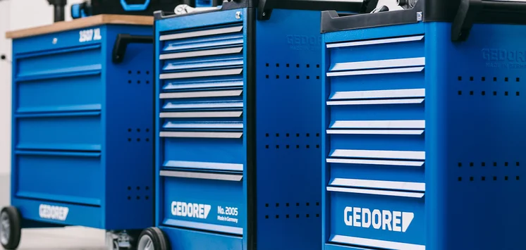 GEDORE Werkzeugwagen und Werkbänke in einer Reihe