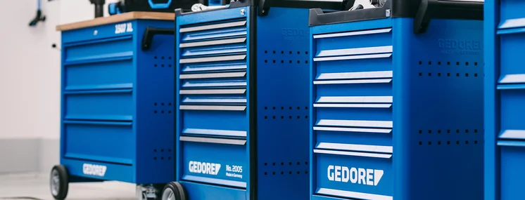 GEDORE Werkzeugwagen und Werkbänke in einer Reihe