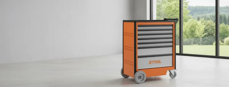 GEDORE x STIHL Werkstattwagen in einem leeren Raum
