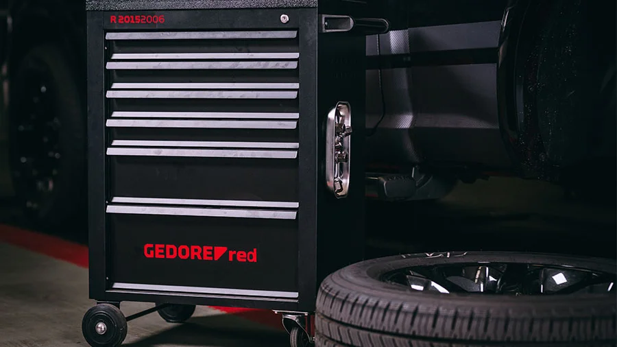 Werkzeugwagen Mechanic Black von GEDORE red in einer Werkstatt