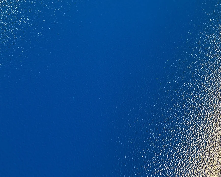 Detailaufnahme der blauen GEDORE Pulverbeschichtung für Werkzeugwagen und Lochwände
