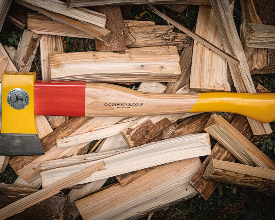 OCHSENKOPF Spaltaxt auf einem Holzstapel