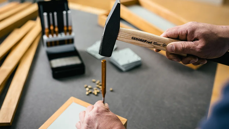 Tischler arbeitet mit GEDORE red Hammer