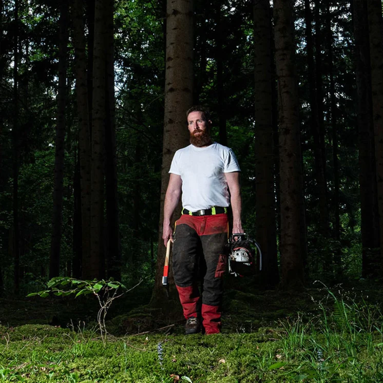 Forstarbeiter mit OCHSENKOPF Axt im Wald