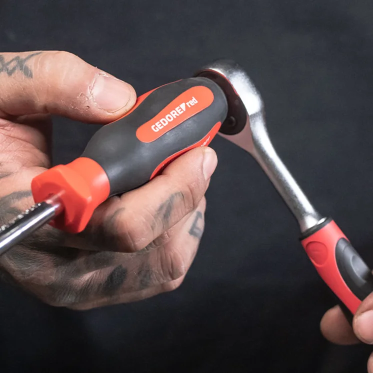 Handwerker arbeitet mit GEDORE red Umschaltknarre