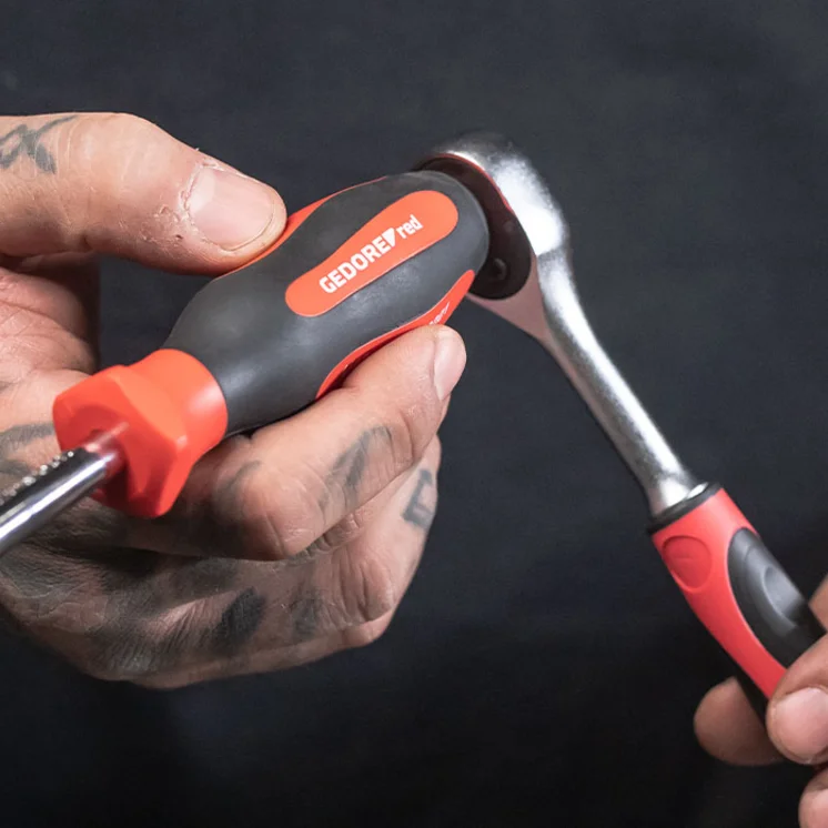 Handwerker arbeitet mit GEDORE red Umschaltknarre