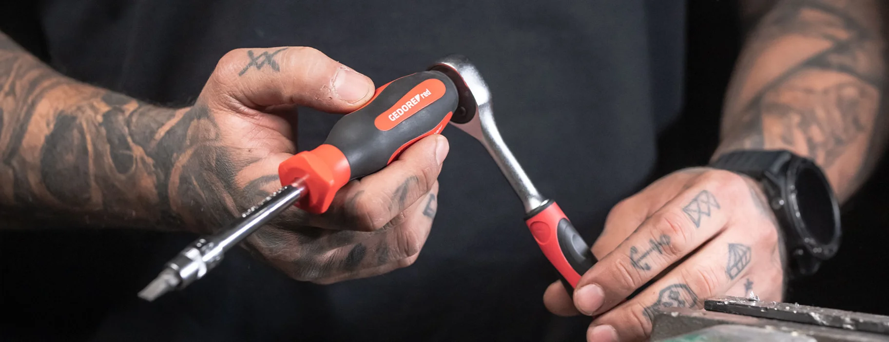 Handwerker arbeitet mit GEDORE red Umschaltknarre