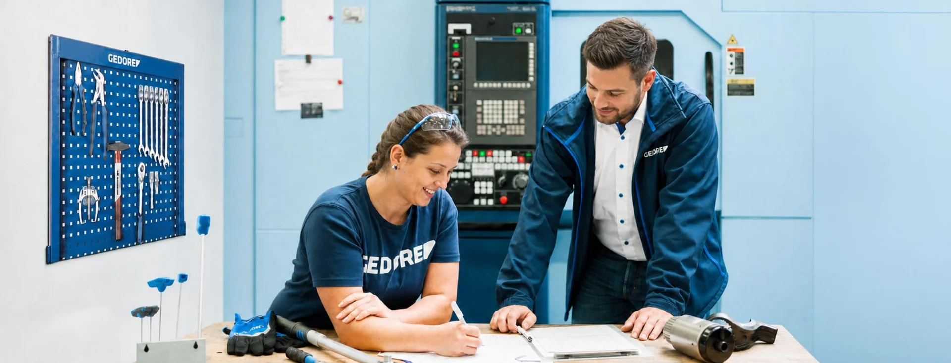 GEDORE Mitarbeiter bei der gemeinsamen Arbeit