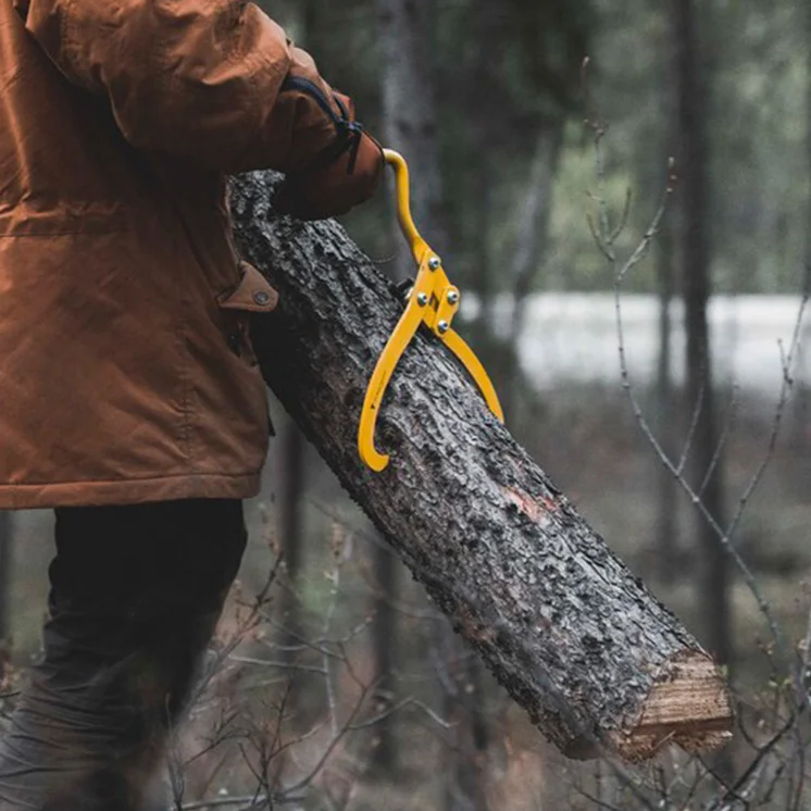 Holzstamm wird mit einer OCHSENKOPF Handpackzange aufgenommen
