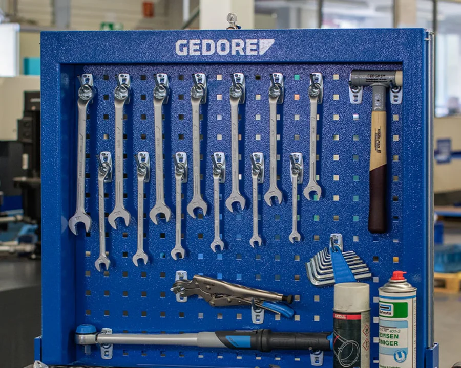Werkzeugwagen-Rückwand mit GEDORE Werkzeugen an Haken und Haltern