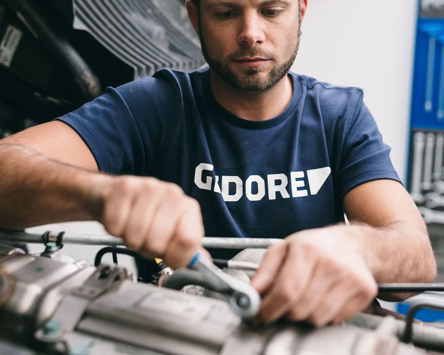 Mechaniker im GEDORE T-shirt arbeitet mit GEDORE Umschaltknarre an einem Nfz.