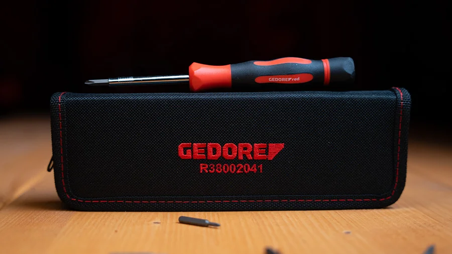 Bit-Schraubendreher von GEDORE red auf einer Tasche mit Bits