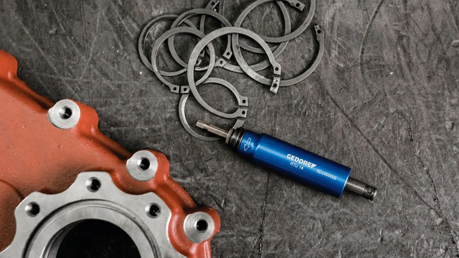 Drehmomentbegrenzer von GEDORE red auf einer metallischen Arbeitsoberfläche