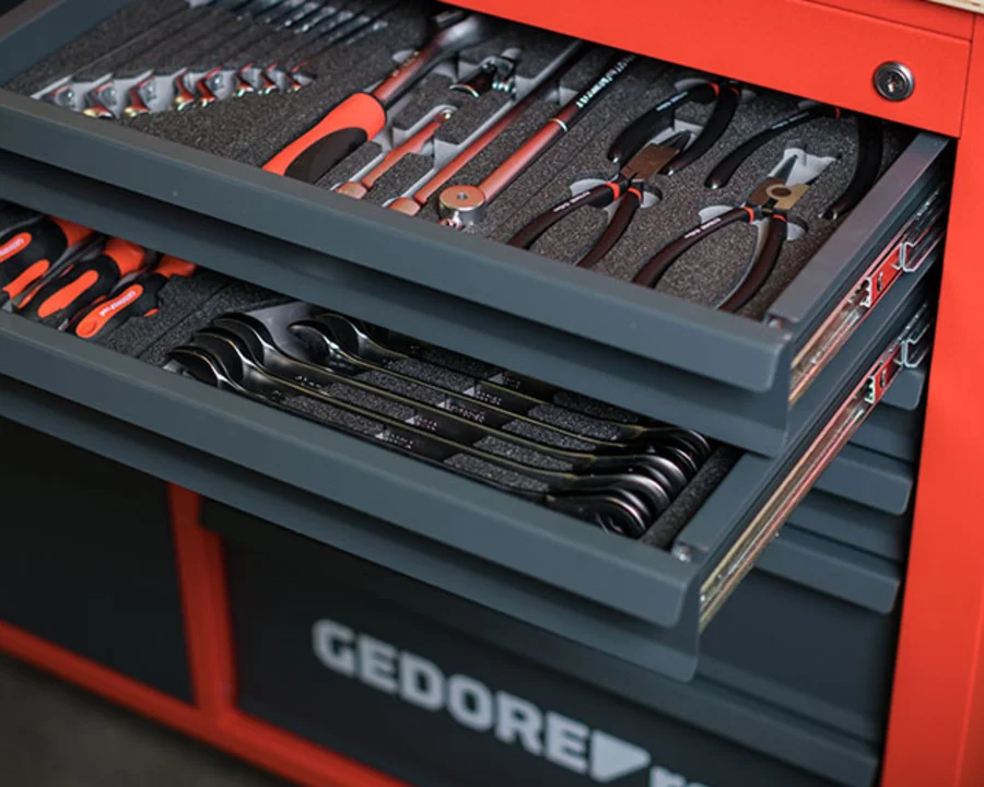 GEDORE red Werkbank Mechanic mit geöffneter Schublade und Werkzeugen in Schaumstoffeinlagen