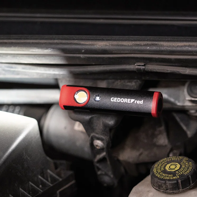 GEDORE red Lampe im Motorraum eines KFZ