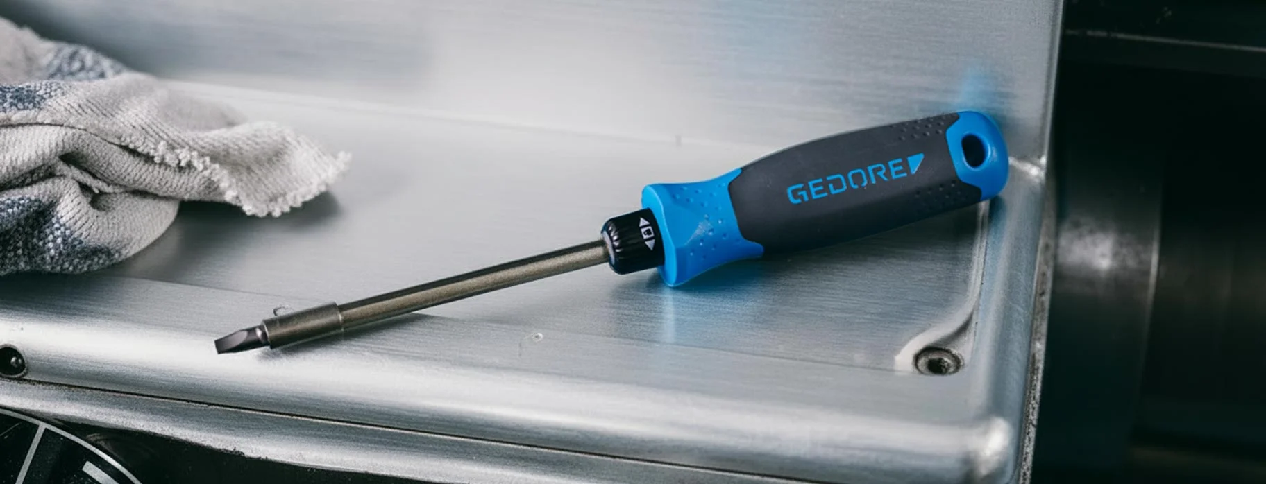 GEDORE SilentGEAR Schraubendreher mit blau-schwarzem Griff auf einer metallischen Arbeitsfläche