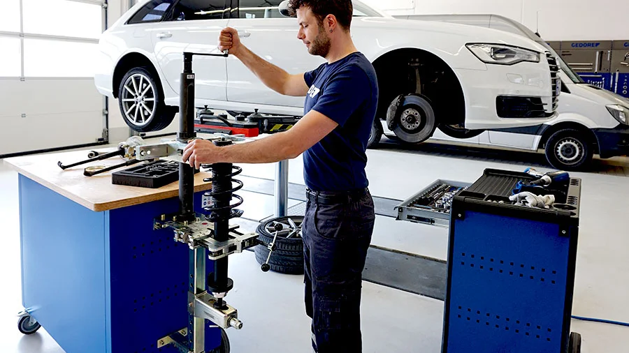 GEDORE Federspanner und Werkbänke in einer Automotive-Testwerkstatt