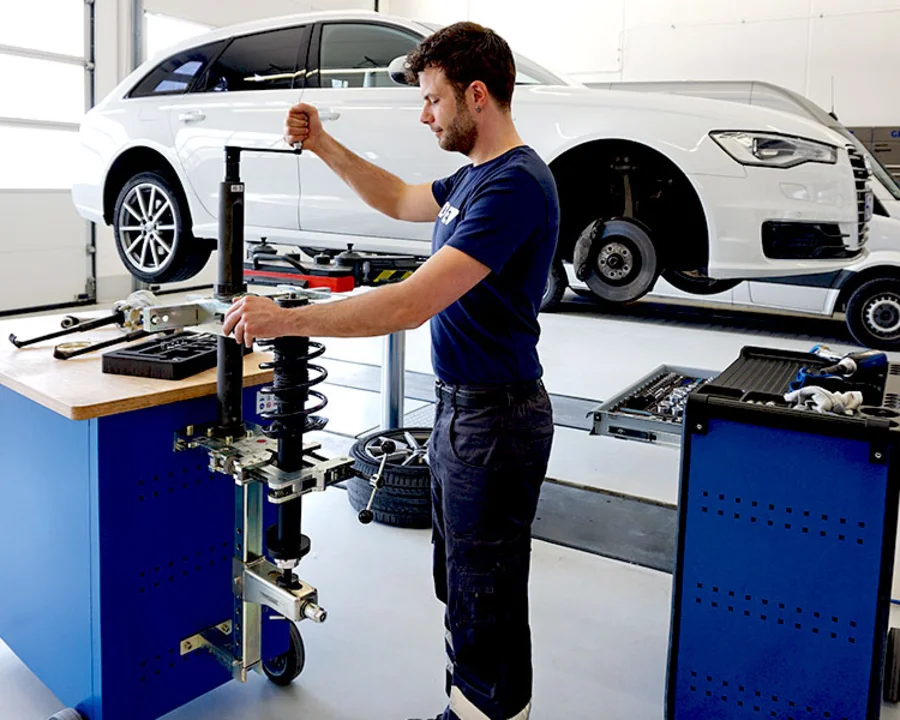 GEDORE Federspanner und Werkbänke in einer Automotive-Testwerkstatt