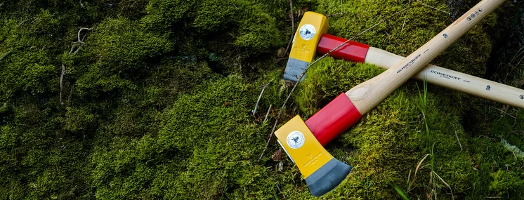 OCHSENKOPF Axt und Spalthammer auf Moos