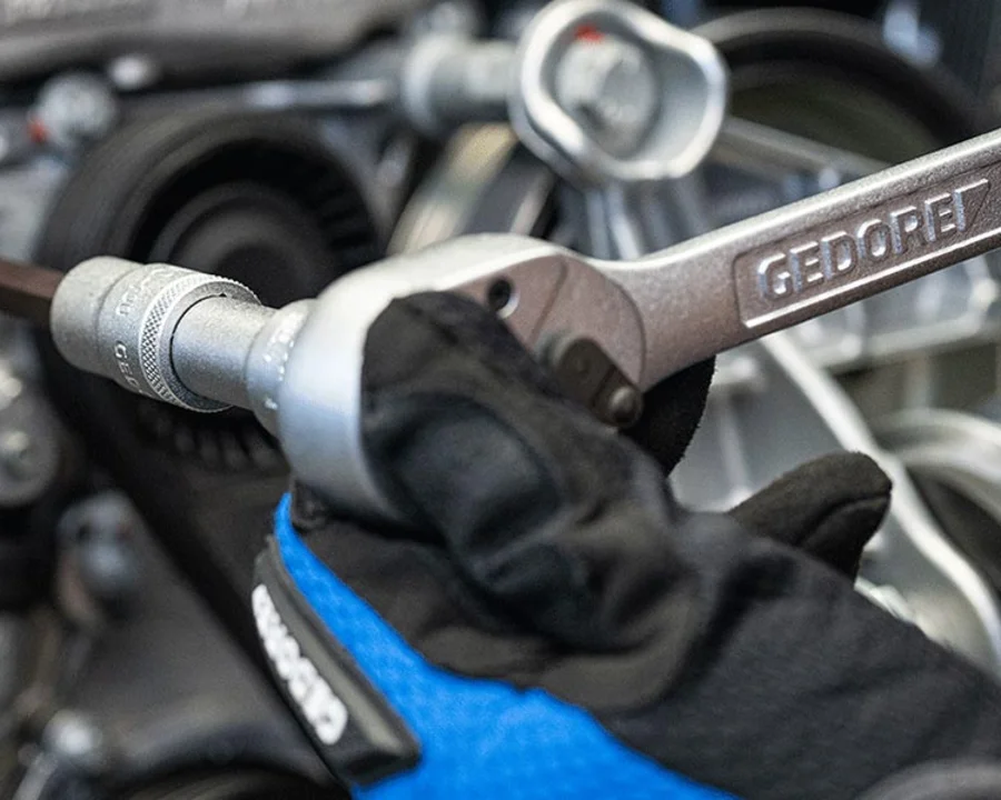 GEDORE Umschaltknarre mit Bit-Einsatz bei der Fahrzeugwartung