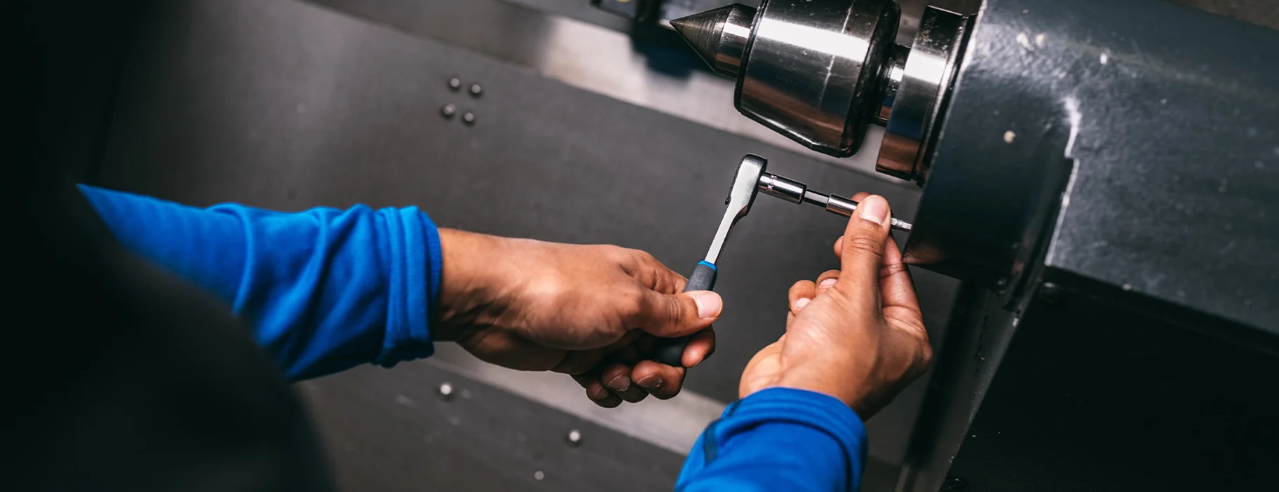 Industriemechaniker arbeitet mit einer GEDORE Bitknarre