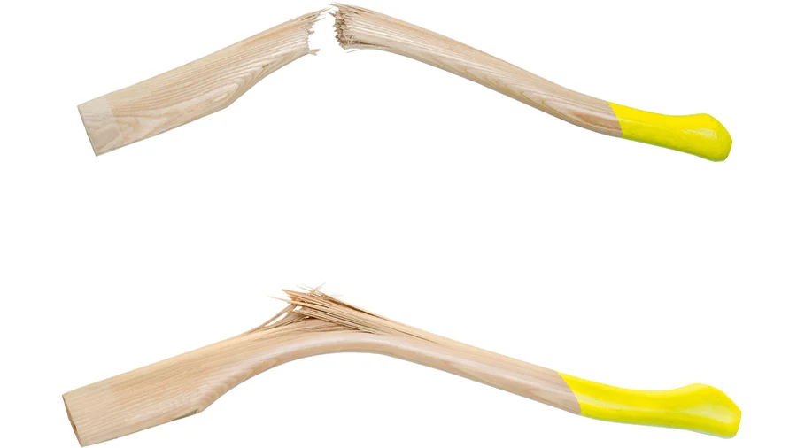 Axtstiel aus Eschenholz und Axtstiel aus Hickoryholz im Vergleich
