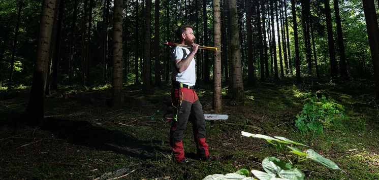Forstarbeiter mit Axt SPALT FIX von OCHSENKOPF im Wald
