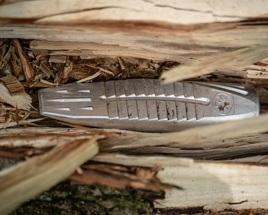 Alu-Drehspaltkeil von OCHSENKOPF zwischen Holzsplittern