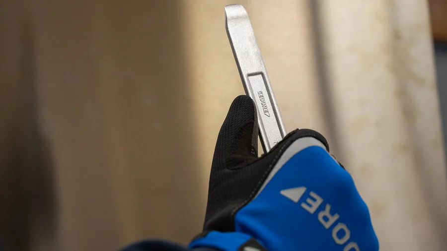 Montierhebel von GEDORE in der Hand einer Handwerkers