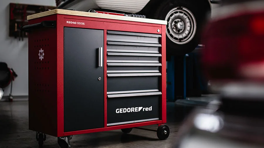 GEDORE red Werkzeugwagen PLUS Mechanic in einer Werkstatt