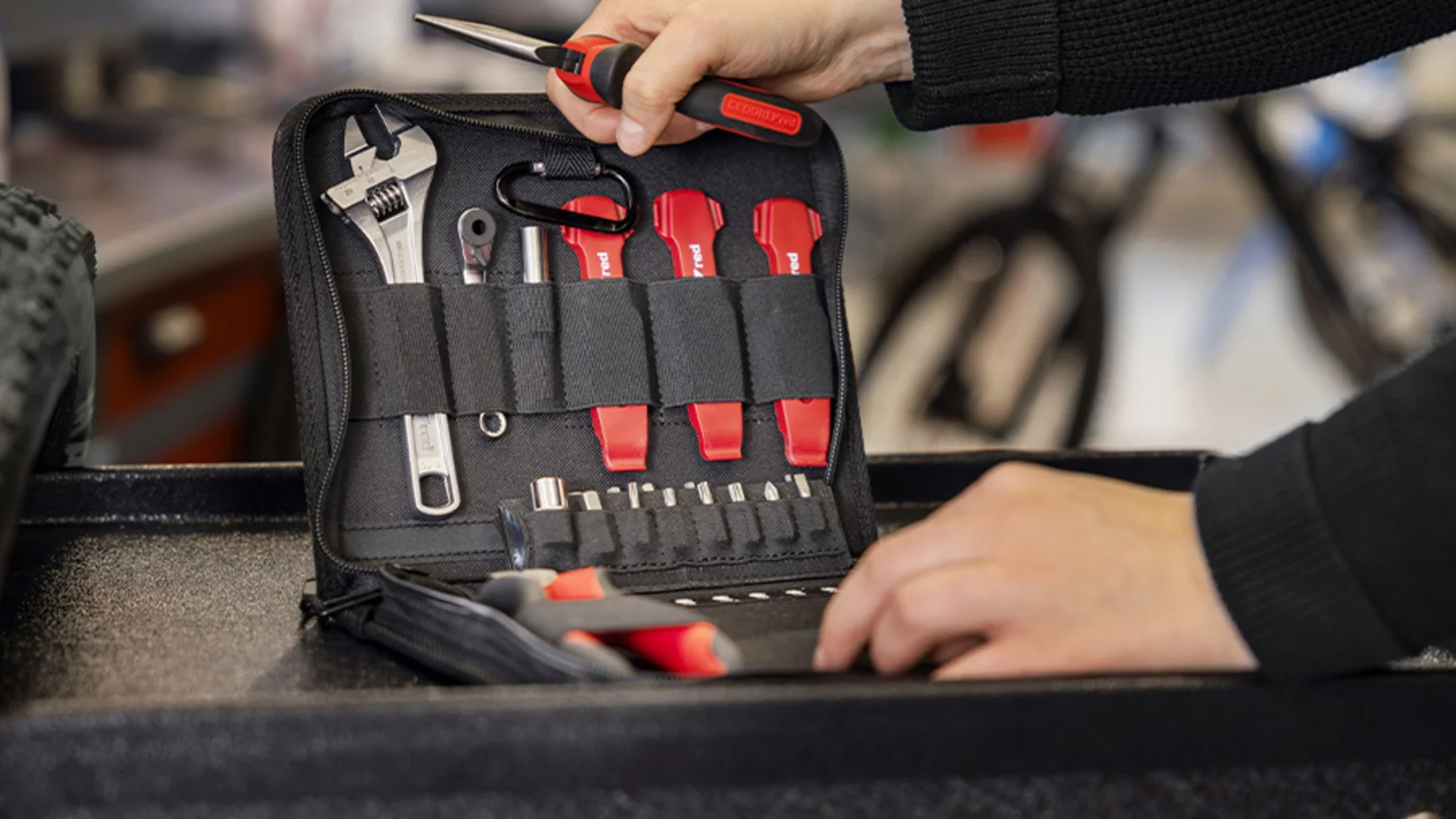 GEDORE red Bike Set Werkstatt mit Reifenheber, Rollgabenschlüssel und Bit-Werkzeug in einer praktischen Tasche