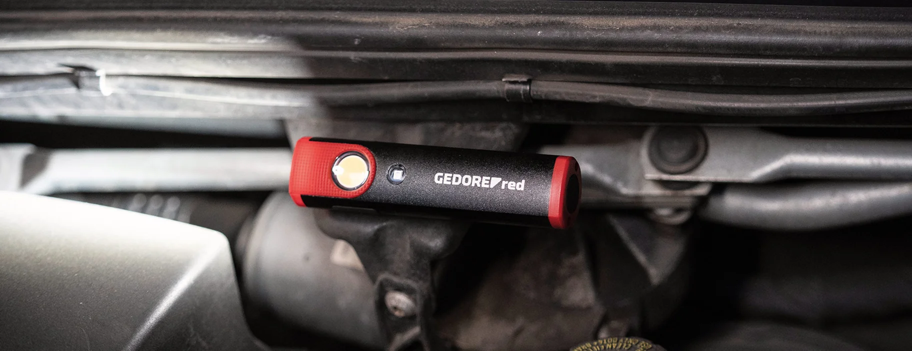 GEDORE red Lampe im Motorraum eines KFZ