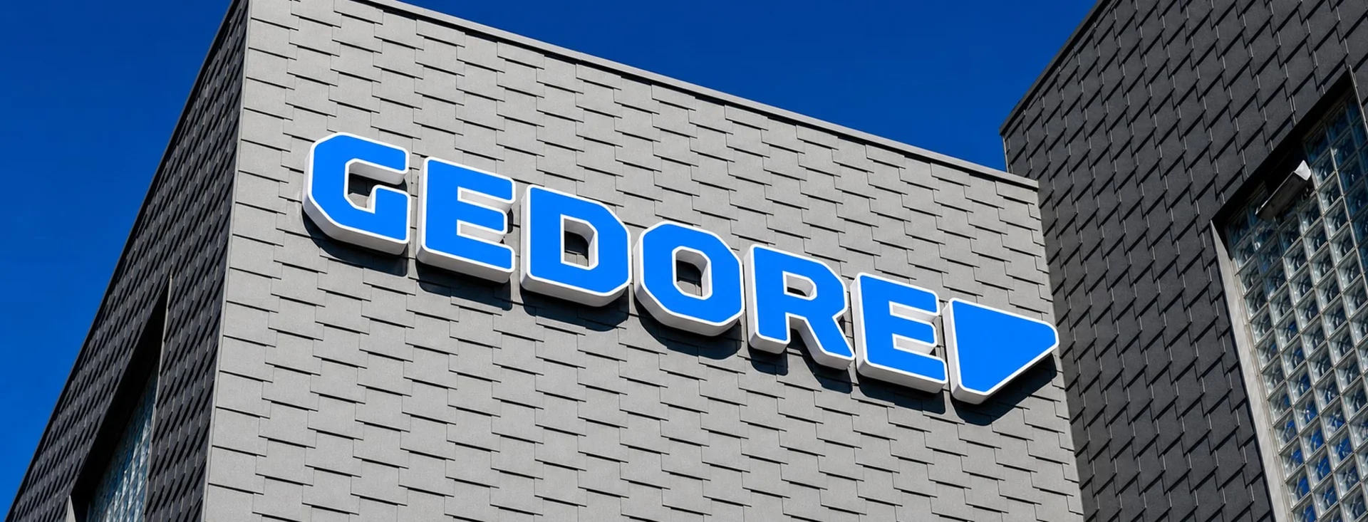 GEDORE-Logo an der Fassade des Unternehmensgebäudes