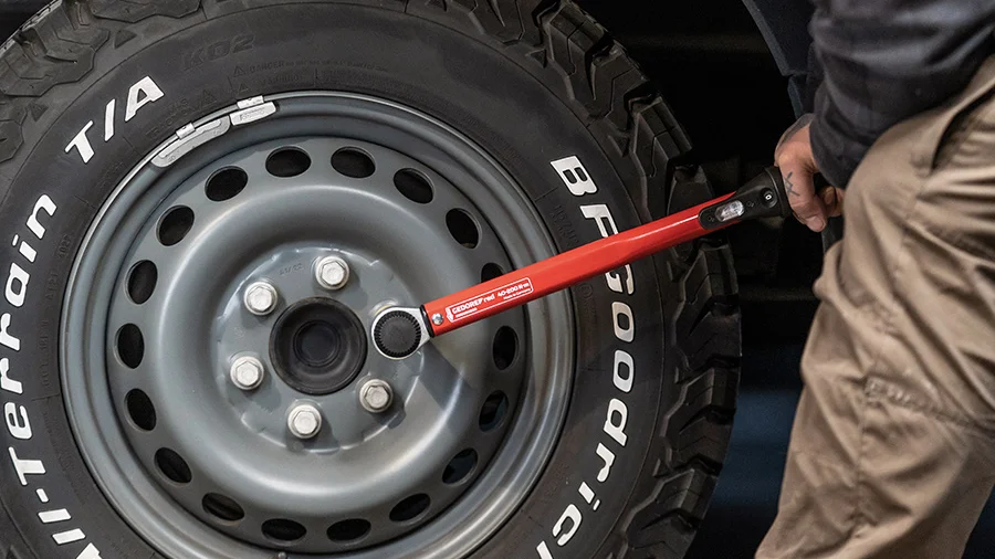 Radwechsel am Van mit GEDORE red Drehmomentschlüssel