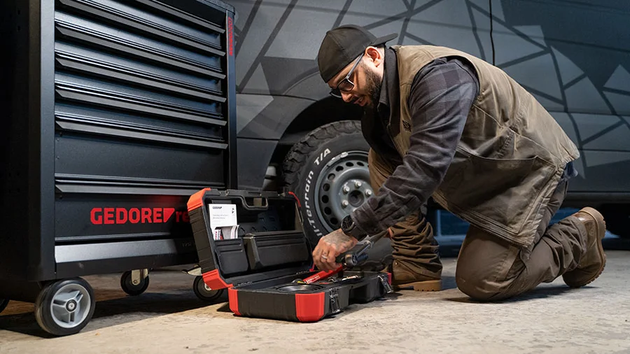 Autoschrauber mit GEDORE red Werkstattwagen Black MECHANIC und Radwechsel-Satz