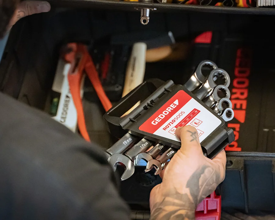 Handwerker mit einem GEDORE red Trolley und Ratschenmaulschlüssel-Satz