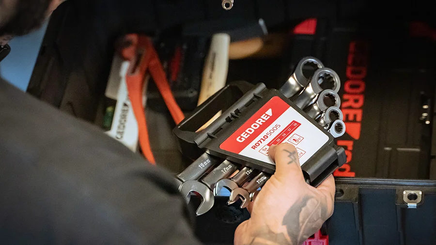 Handwerker mit einem GEDORE red Trolley und Ratschenmaulschlüssel-Satz