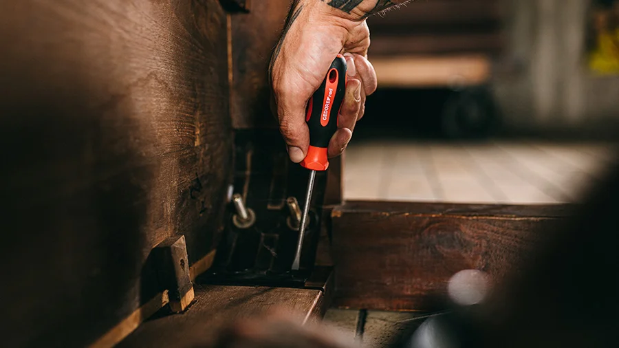 Handwerker arbeitet mit GEDORE red Schraubendreher