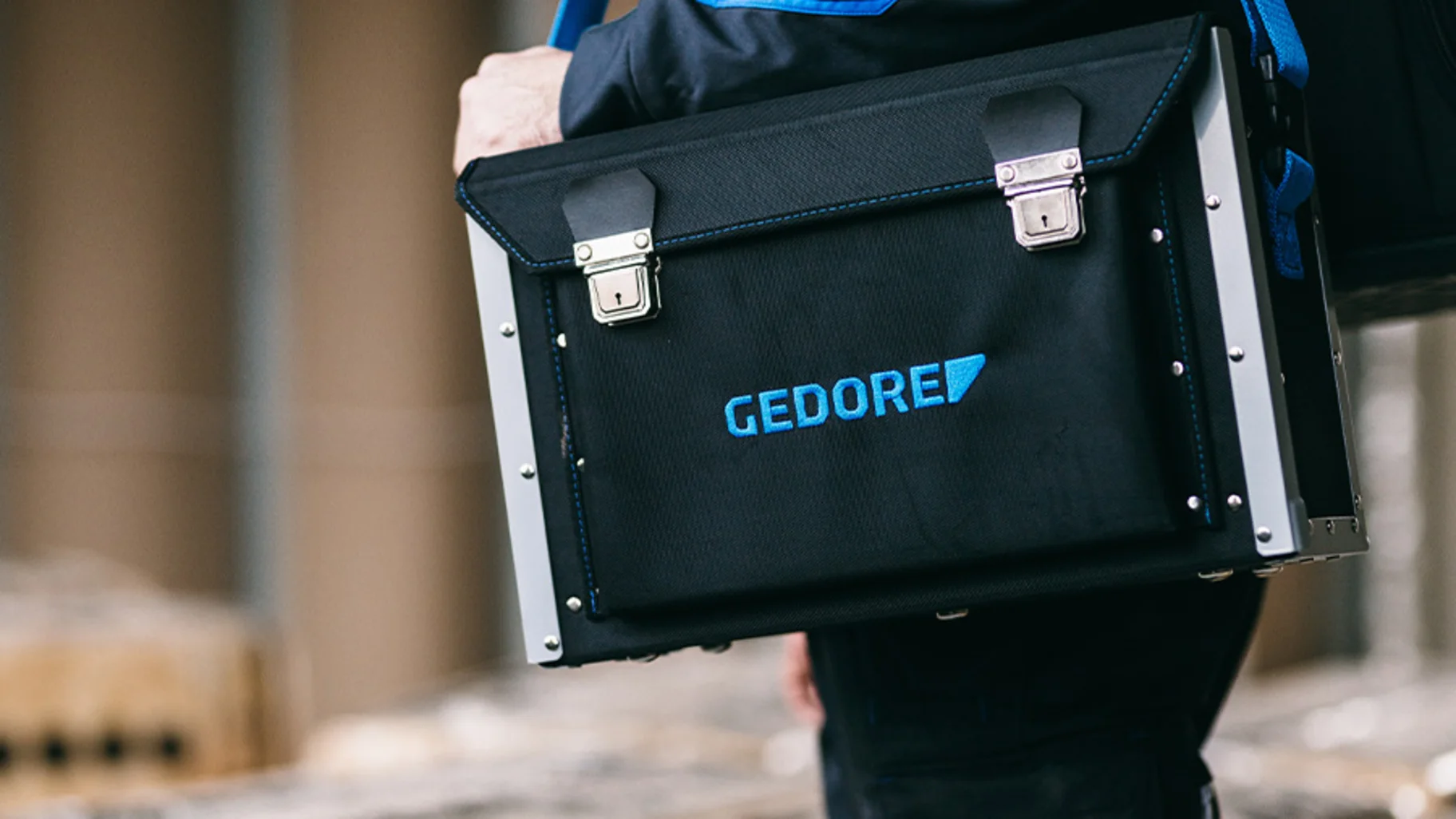 Handwerker mit einer Werkzeugtasche von GEDORE über der Schulter