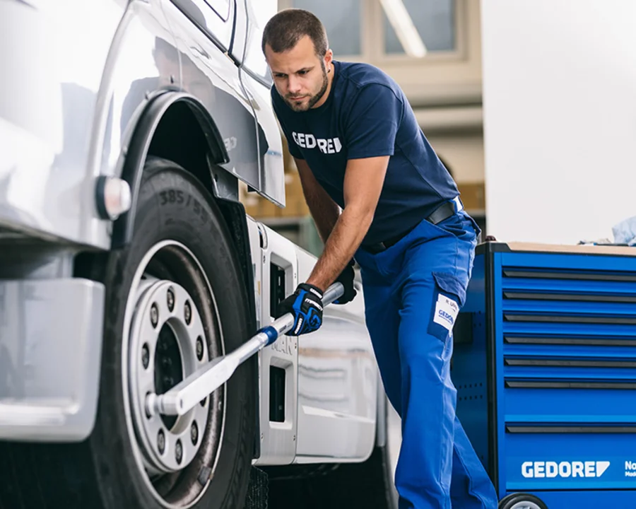 Radmontage an einem LKW mit dem GEDORE Drehmomentschlüssel DREMOMETER