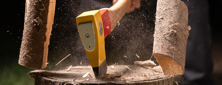 Zerteilen eines Holzscheits mit einem OCHSENKOPF Spalthammer