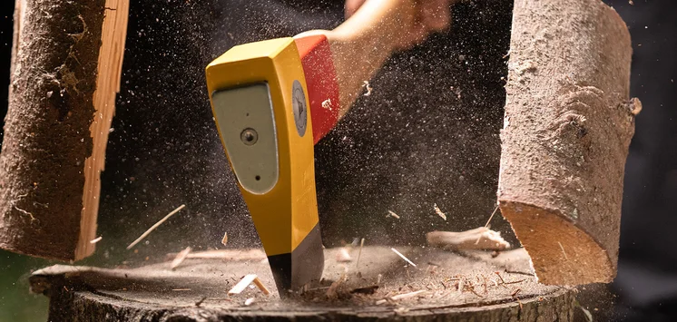 Zerteilen eines Holzscheits mit einem OCHSENKOPF Spalthammer