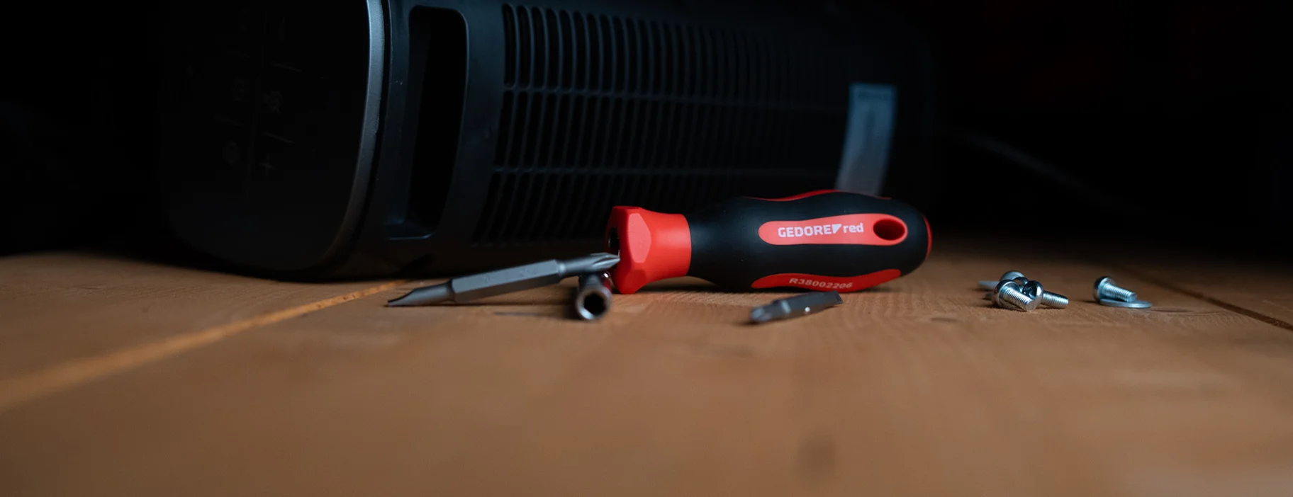 GEDORE red Bithalter auf einer Werkbank