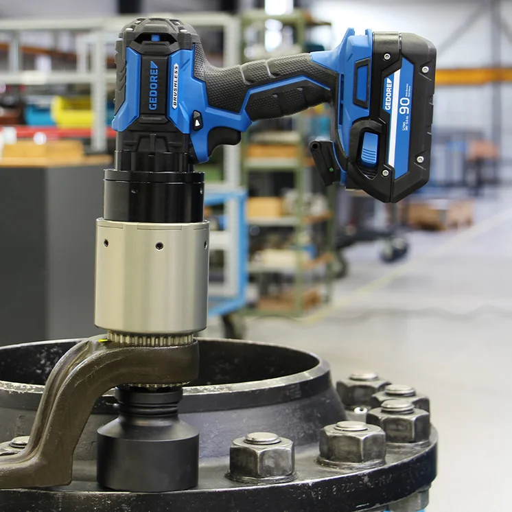 GEDORE Torque Solutions Akku-Hochmomentschrauber LDA an einem Flansch