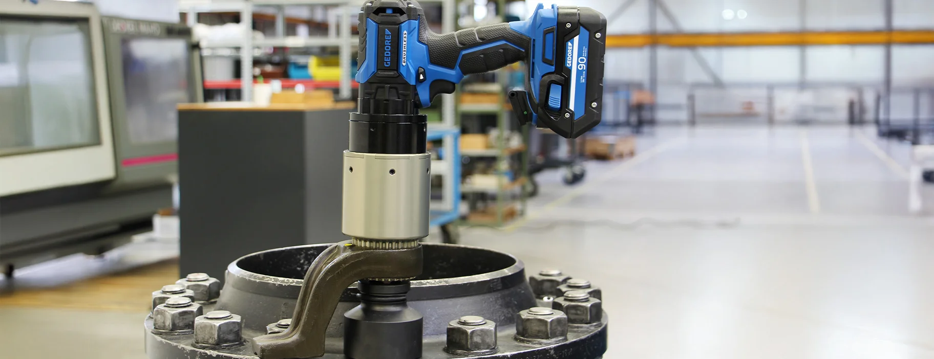 GEDORE Torque Solutions Akku-Hochmomentschrauber LDA an einem Flansch